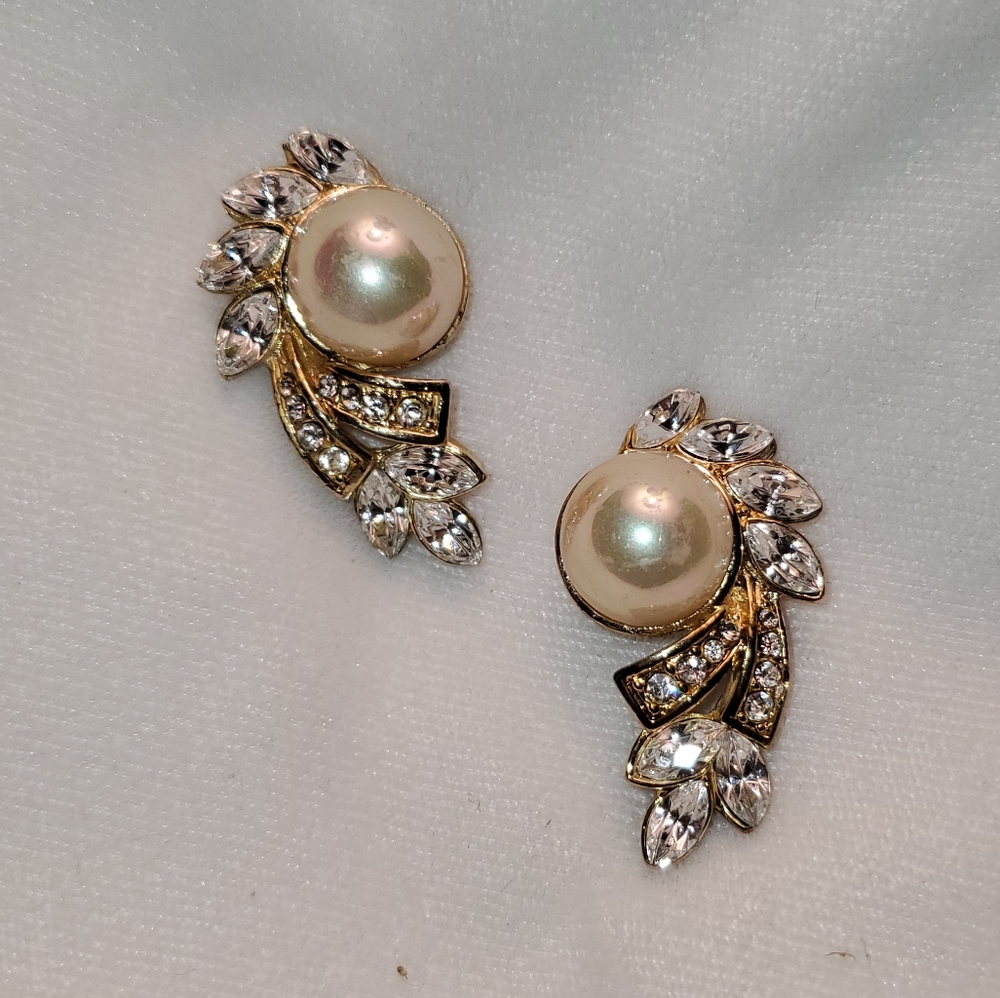 Gold w/ Pearl & rhinestone earrings
